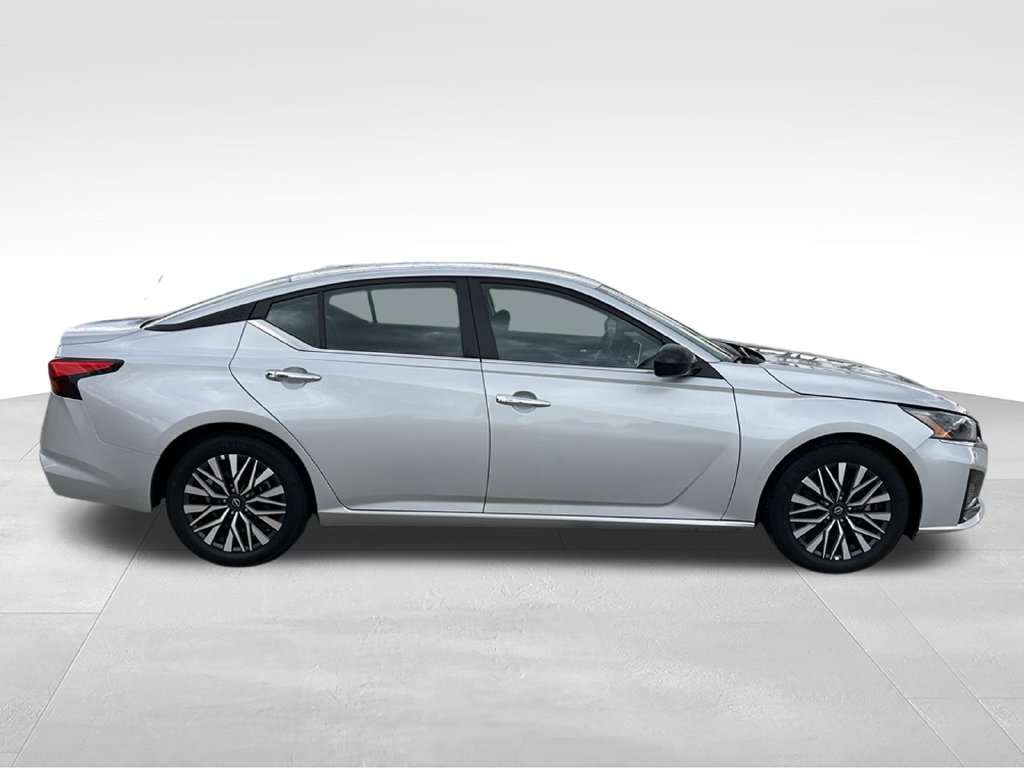 Used 2025 Nissan Altima 2.5 SV FWD image 6