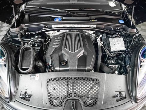 Certified 2025 Porsche Macan image 13