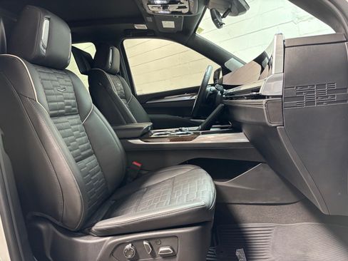 Used 2025 Cadillac Escalade Sport Platinum w/ LPO, ONYX Package AWD/4WD image 32