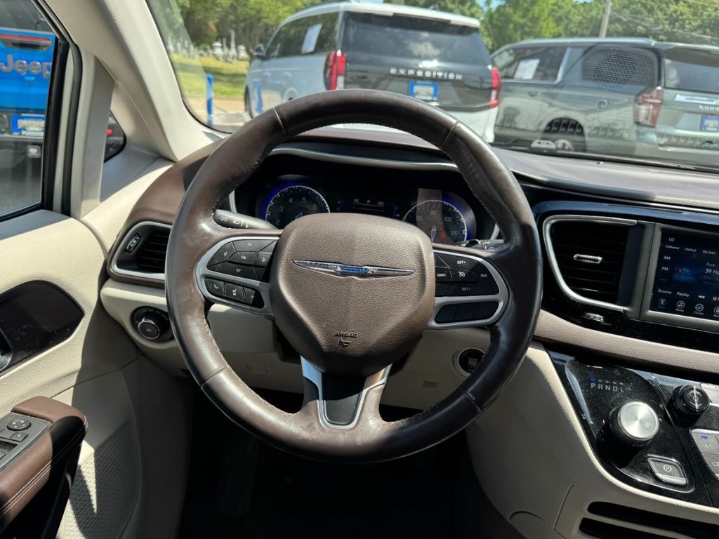 Used 2020 Chrysler Pacifica Touring w/ Cold Weather Group FWD image 13