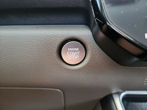 Used 2025 Kia Carnival FWD image 25