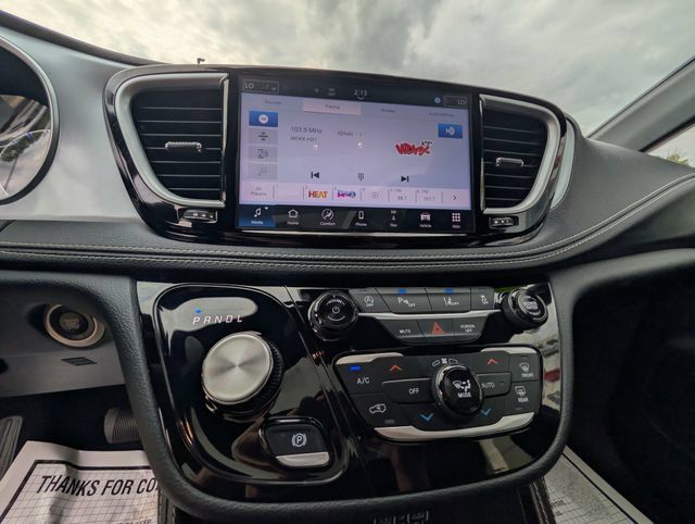 Used 2025 Chrysler Pacifica Limited FWD image 18