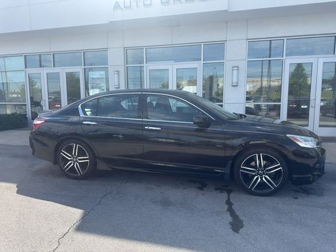 Used 2017 Honda Accord Touring image 2