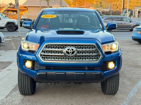 Used 2016 Toyota Tacoma TRD Sport image 5