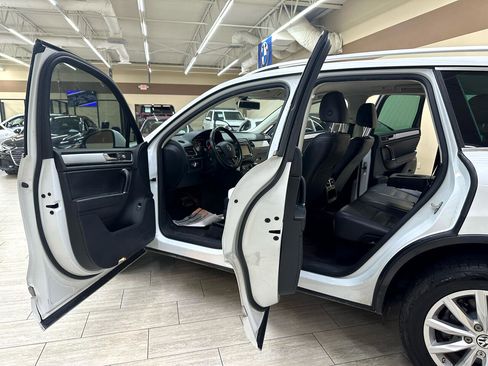 Used 2015 Volkswagen Touareg Sport image 13