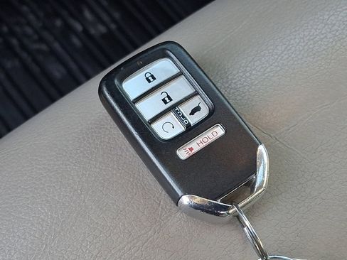 Used 2019 Honda Pilot Touring image 3