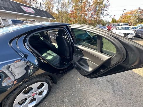 Used 2018 Jaguar XE Premium image 22