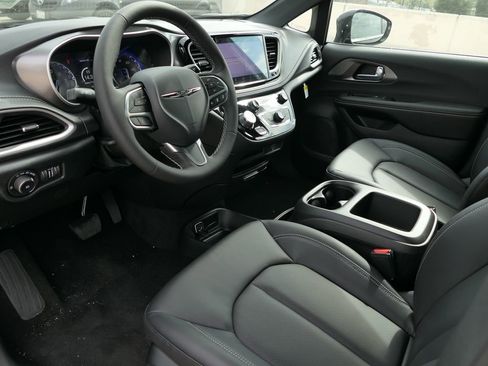New 2026 Chrysler Pacifica Select image 8