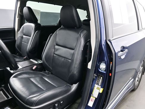 Used 2019 Toyota Sienna SE w/ SE Preferred Package image 12