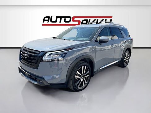 Used 2023 Nissan Pathfinder Platinum image 3