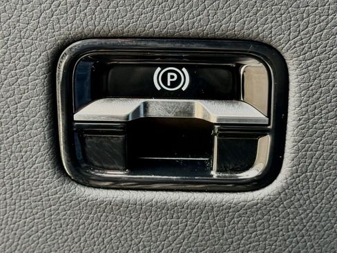 Used 2025 Mercedes-Benz GLC 300 image 31