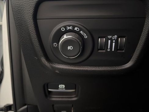 Used 2023 Jeep Grand Cherokee Limited image 15