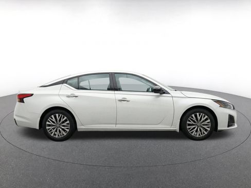 Used 2025 Nissan Altima 2.5 SV FWD image 14