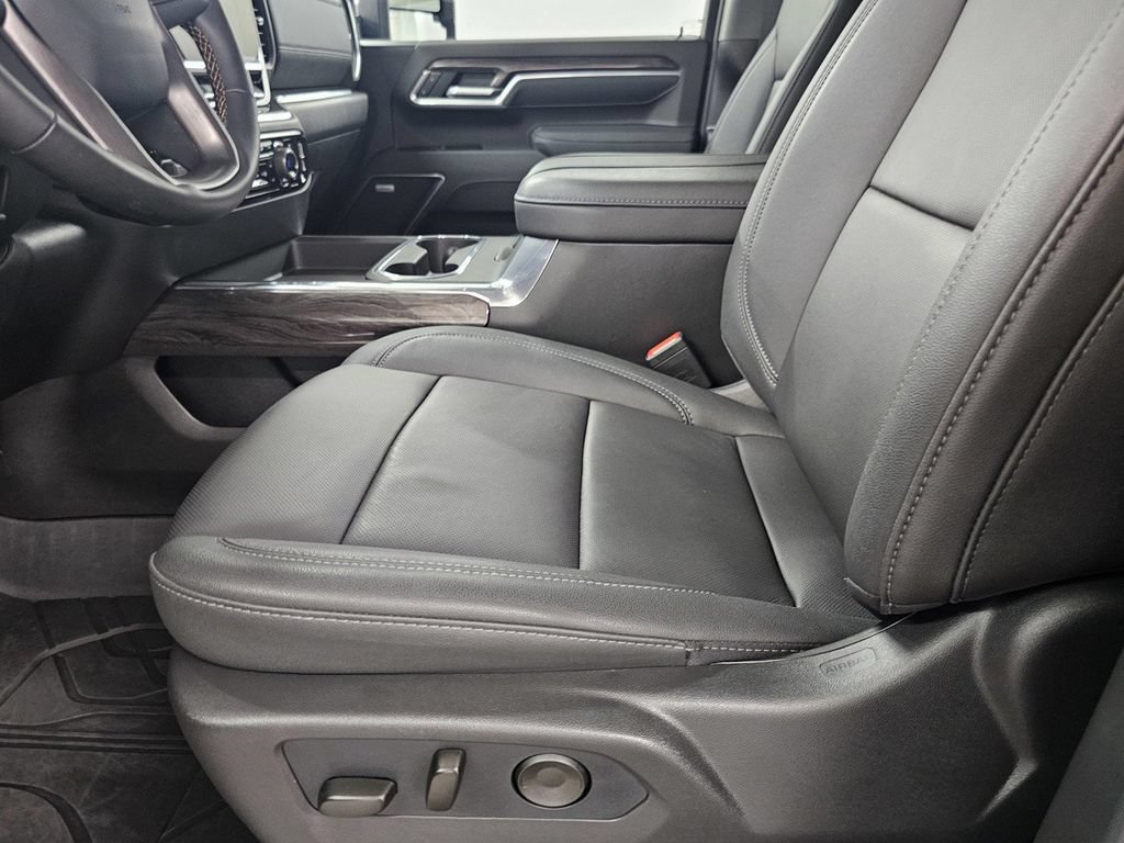 Used 2026 Chevrolet Silverado 2500 LTZ w/ LTZ Convenience Package AWD/4WD image 16