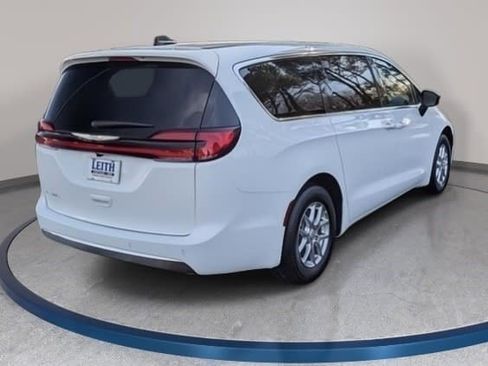 New 2026 Chrysler Pacifica Select image 5
