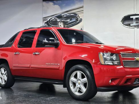 Used 2007 Chevrolet Avalanche LTZ w/ LTZ Preferred Equipment Group AWD/4WD image 2