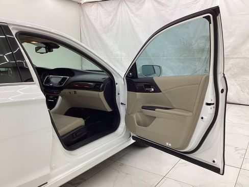 Used 2016 Honda Accord Touring image 17