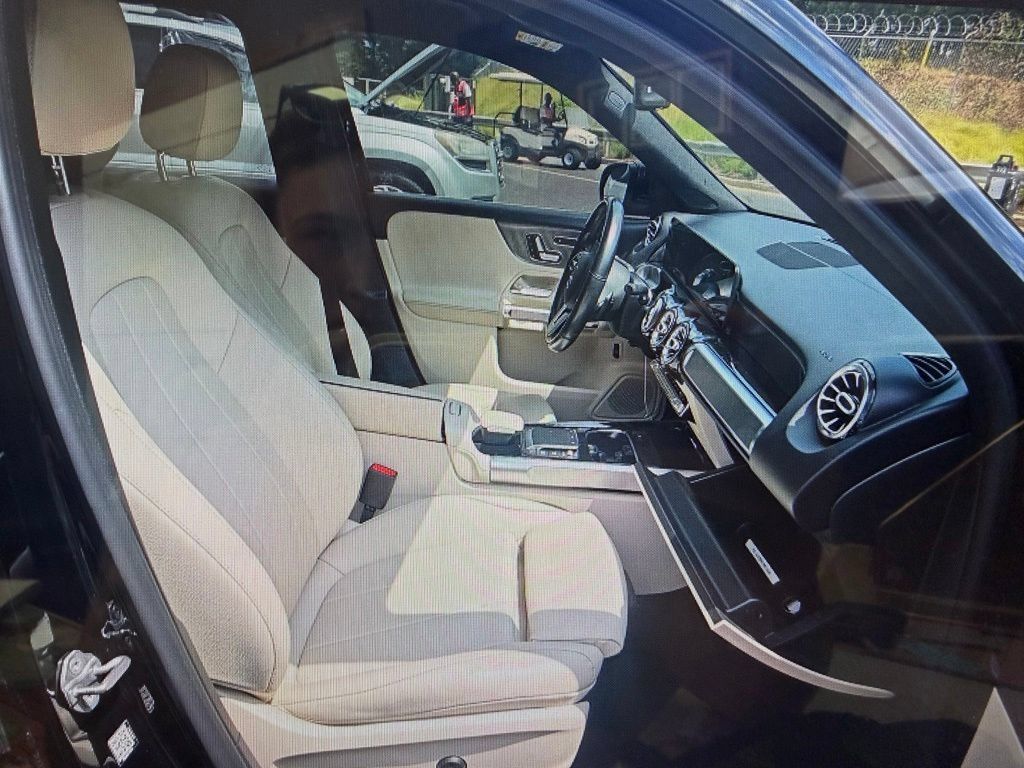 Used 2021 Mercedes-Benz GLB 250 4MATIC w/ Premium Package image 9
