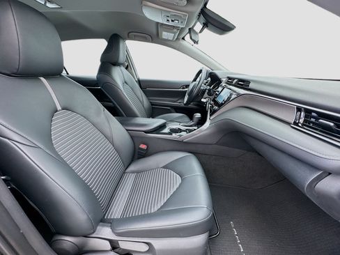 Used 2019 Toyota Camry SE w/ Carpet Mat Package FWD image 18