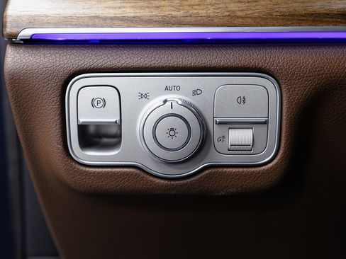 Used 2025 Mercedes-Benz GLS 580 4MATIC image 10