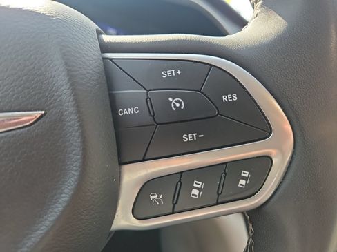 Used 2023 Chrysler Pacifica Touring-L FWD image 16