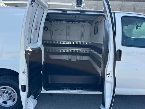 Used 2018 Chevrolet Express 2500 RWD image 8