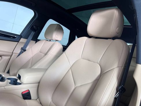 Certified 2026 Porsche Macan AWD/4WD image 5