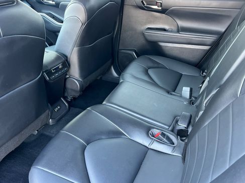 Used 2022 Toyota Highlander XLE FWD image 12