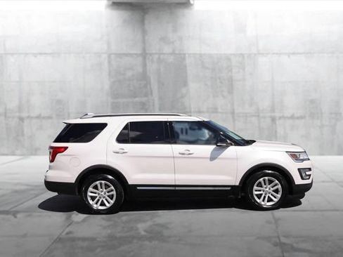 Certified 2017 Ford Explorer XLT FWD image 5