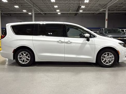 Used 2022 Chrysler Voyager LX image 3