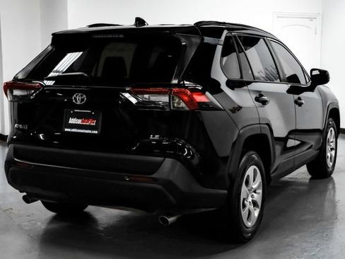 Used 2021 Toyota RAV4 LE image 9