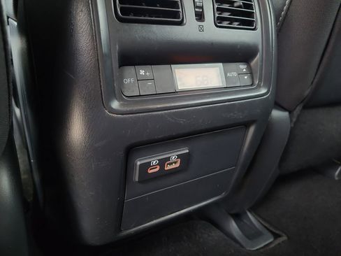 Used 2020 Nissan Pathfinder SV FWD image 12