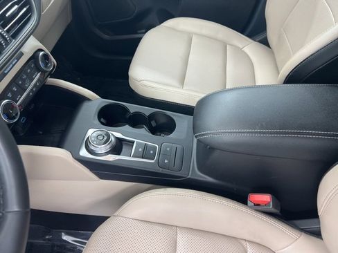 Used 2022 Ford Escape SEL w/ Technology Package image 15