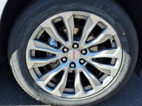 Used 2022 GMC Yukon Denali w/ Advanced Technology Package image 9