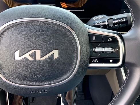 Used 2025 Kia Carnival FWD image 25