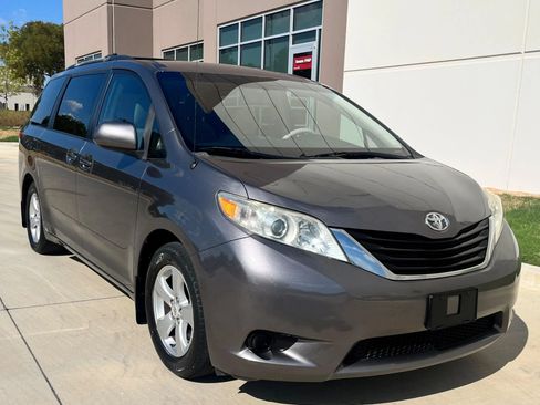 Used 2011 Toyota Sienna LE FWD image 4