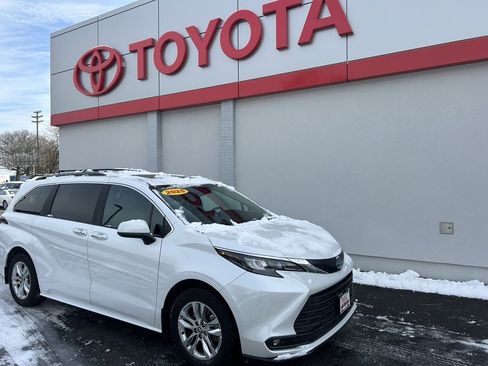 Used 2025 Toyota Sienna XLE w/ XLE Plus Package image 1