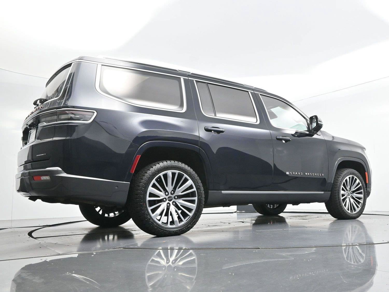 Used 2022 Jeep Grand Wagoneer Series III w/ HD Trailer Tow Package AWD/4WD image 60
