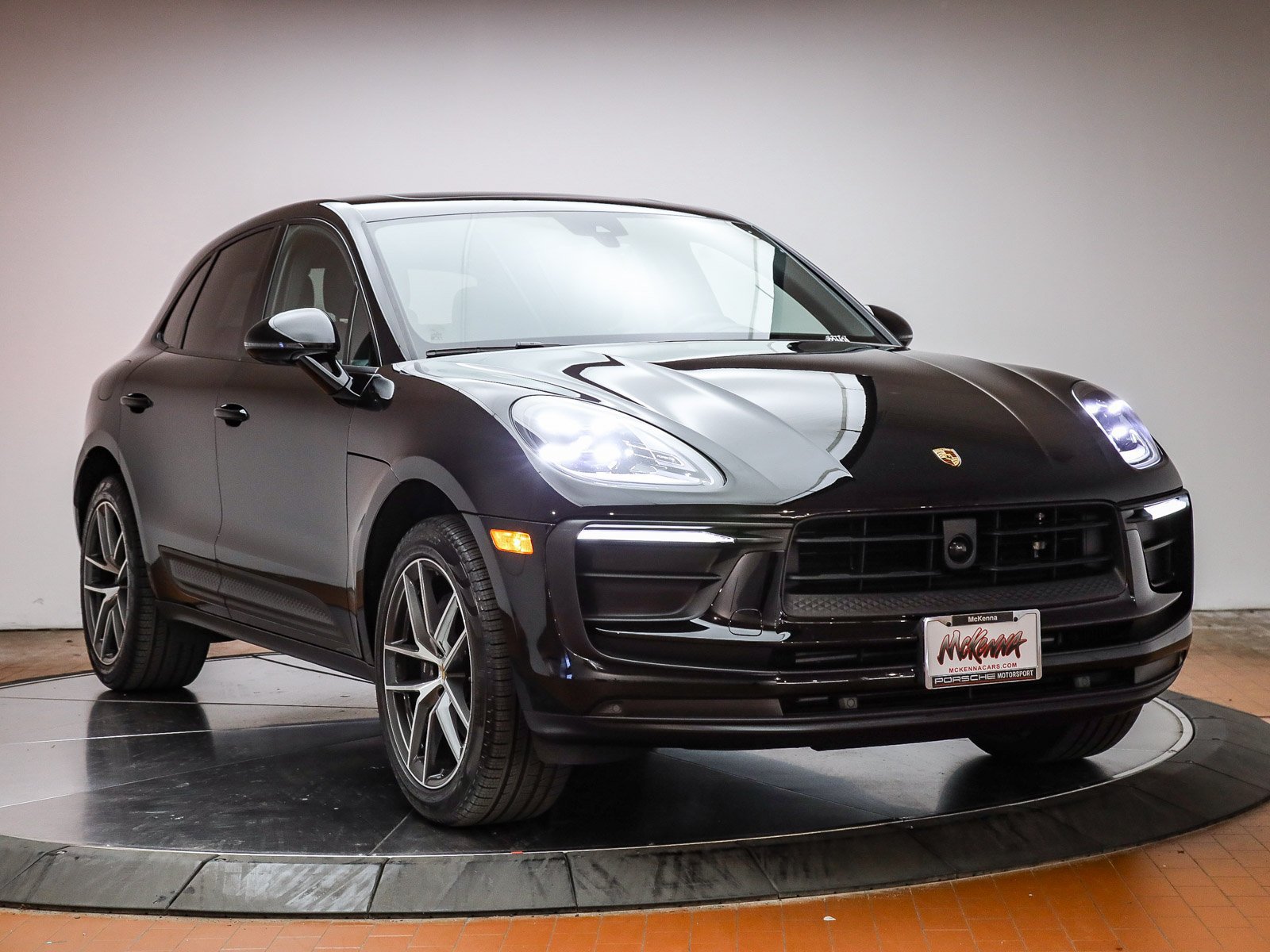 Certified 2025 Porsche Macan AWD/4WD image 29