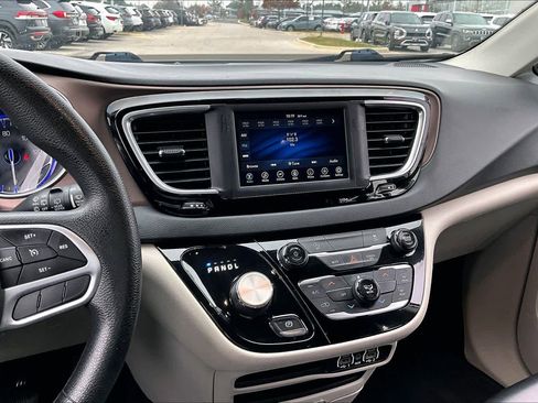 Used 2021 Chrysler Voyager Lxi image 6