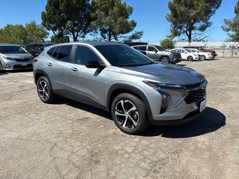 Certified 2024 Chevrolet Trax RS FWD image 2