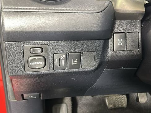 Used 2017 Toyota RAV4 LE AWD/4WD image 19