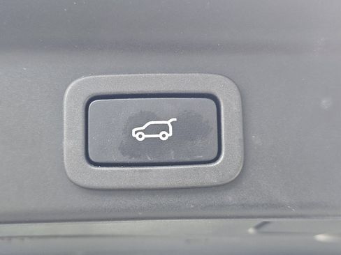 Used 2019 Jaguar F-PACE Premium image 17