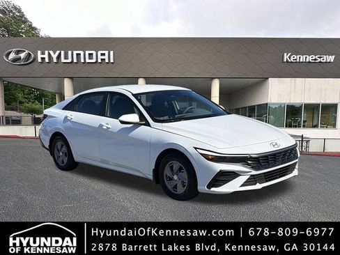 Certified 2025 Hyundai Elantra SE image 1