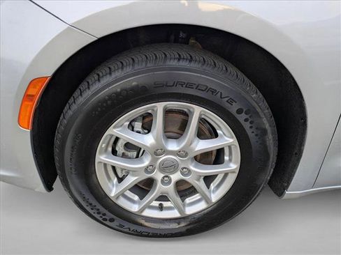 Used 2023 Chrysler Pacifica Touring-L FWD image 23
