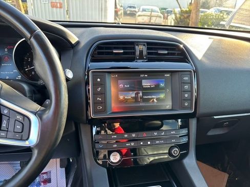 Used 2018 Jaguar F-PACE Prestige image 20