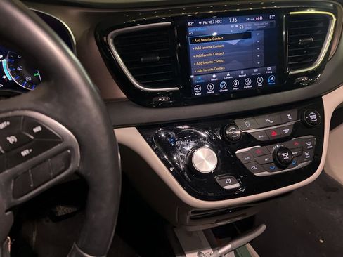 Used 2018 Chrysler Pacifica Touring-L Plus w/ Tire & Wheel Group image 11