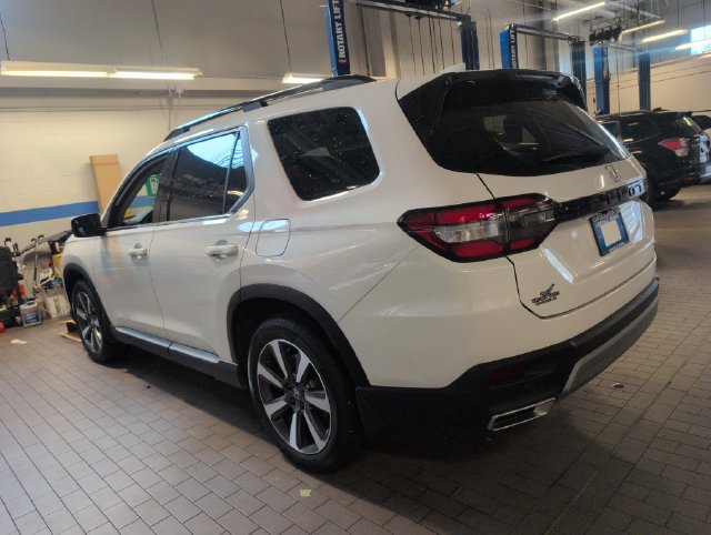 Used 2024 Honda Pilot Touring image 4
