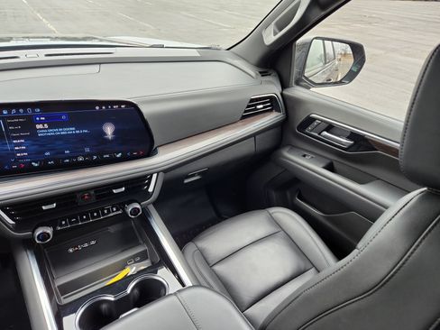 Used 2025 Chevrolet Suburban Z71 image 17