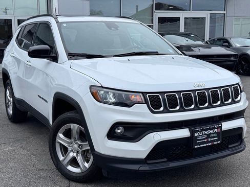 Used 2023 Jeep Compass Latitude w/ Sun and Sound Group AWD/4WD image 1